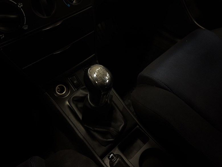 Toyota Corolla 5-dörrars 1.6, 3 brukare, AC, Värmare, 2005, grå – bild 12 av 22, begagnad hos Niber i Järfälla
