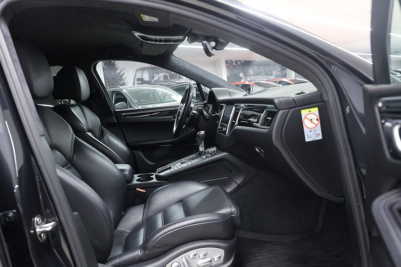 Porsche Macan Turbo Performance 441hk Sport Chrono BOSE Drag
