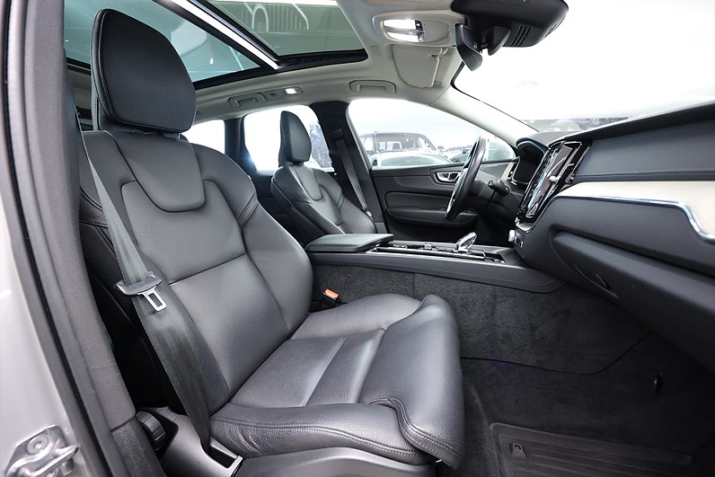 Volvo XC60 T6 AWD Recharge 340hk Inscription Orrefors Pano Drag H/K MOMS