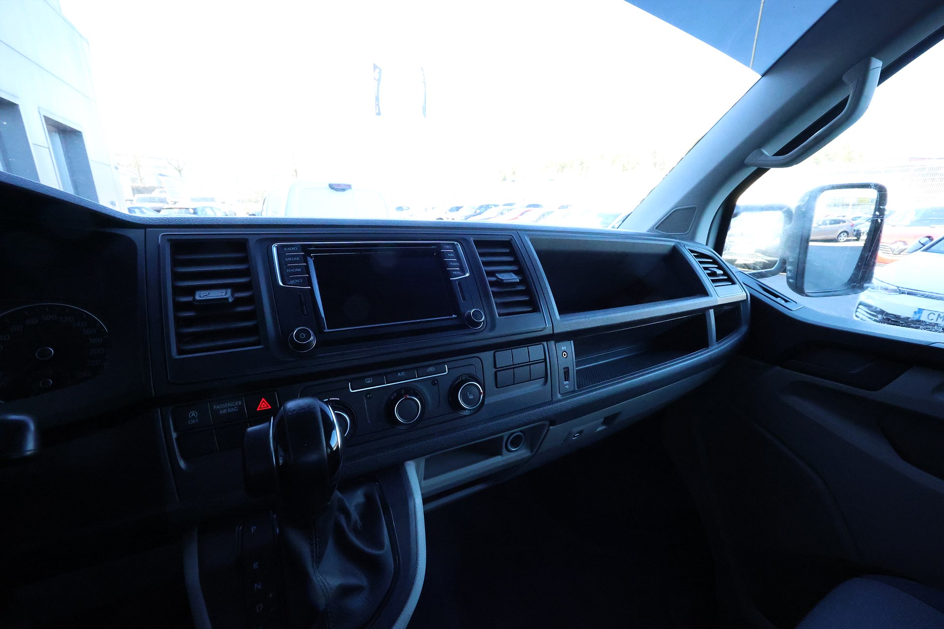 Volkswagen Transporter DH 2.0 TDi 150hk Värmare LED Drag MOMS