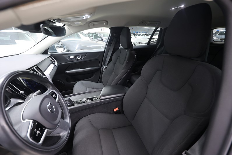 Volvo V60 B4 197hk Momentum Värmare Navi B-kamera