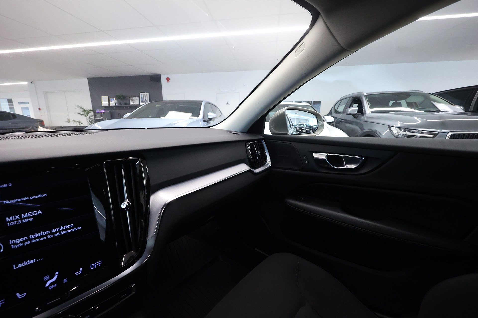 Volvo V60 Recharge T6 AWD 340hk Momentum Pano H/K Keyless