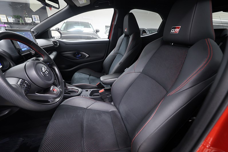 Toyota Yaris Hybrid 116hk *Kampanj!* GR-Sport Plus pkt HUD JBL Bi-Tone