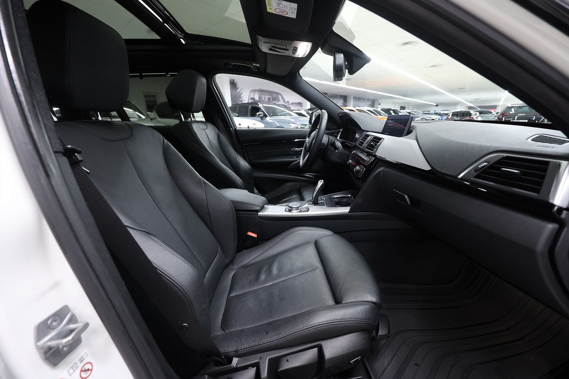 BMW 320d xDrive Touring 190hk *Hjulkampanj!* M Sport Pano HUD H/K Keyless Drag