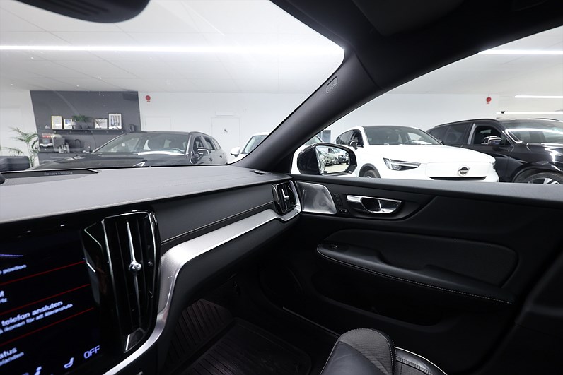 Volvo V60 Recharge T8 AWD 456hk R-Design B&W HUD Pano