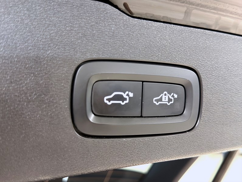 Recharge T6 AWD 340hk R-Design HUD H/K Läder