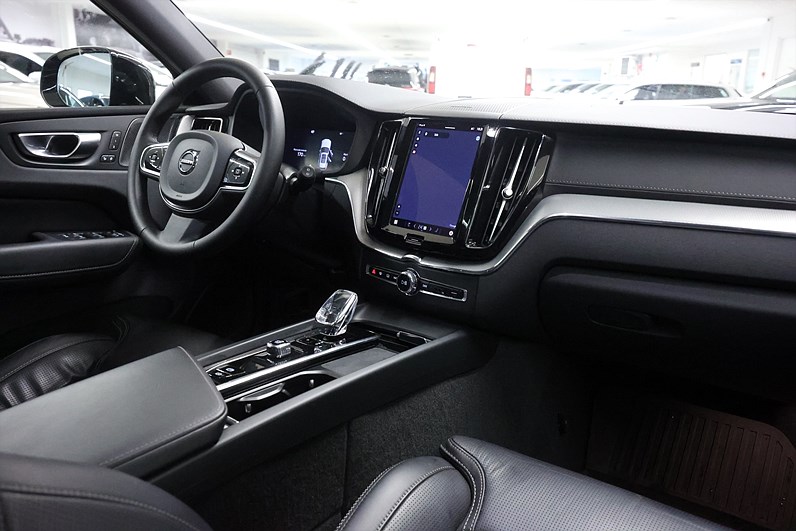 Volvo XC60 Recharge T8 AWD 456hk Ultimate Black Edt H/K 360 HUD Massage