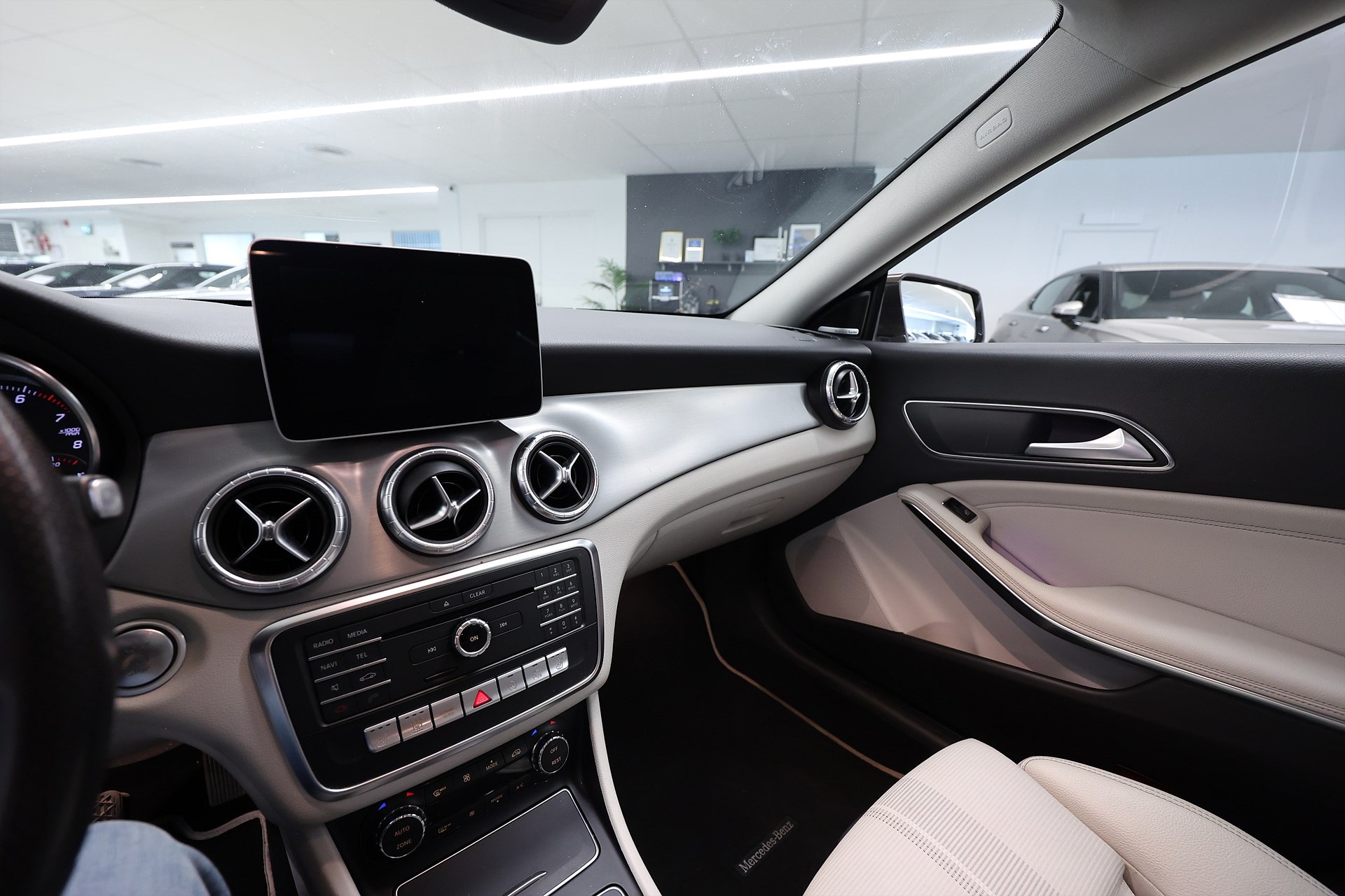 Mercedes-Benz CLA 250 4MATIC 211hk B-kamera H/K Pano Keyless