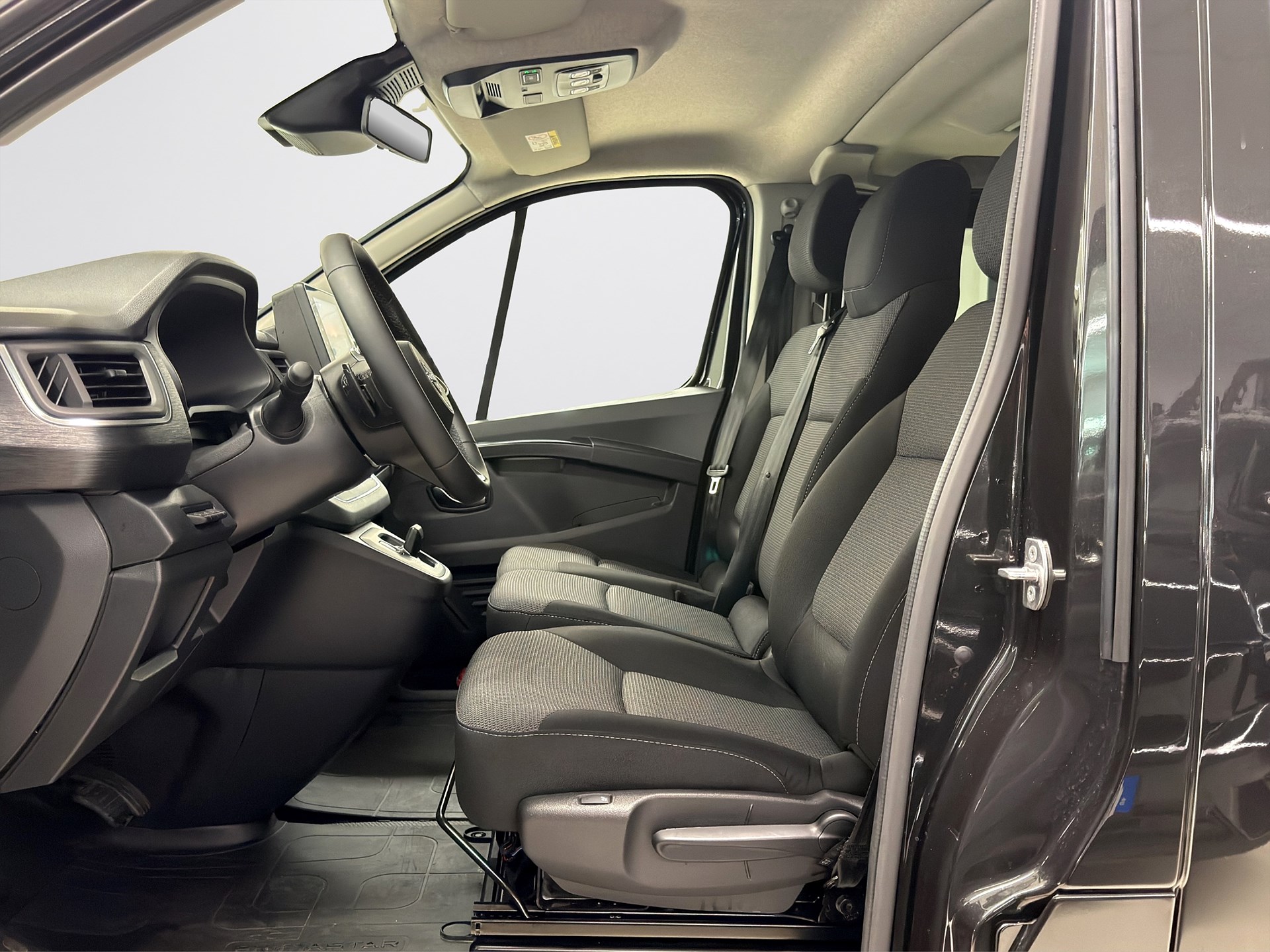 Crew 3.0t 2.0 dCi 170hk L2 9-Sits Drag B-Kamera Keyless PDC