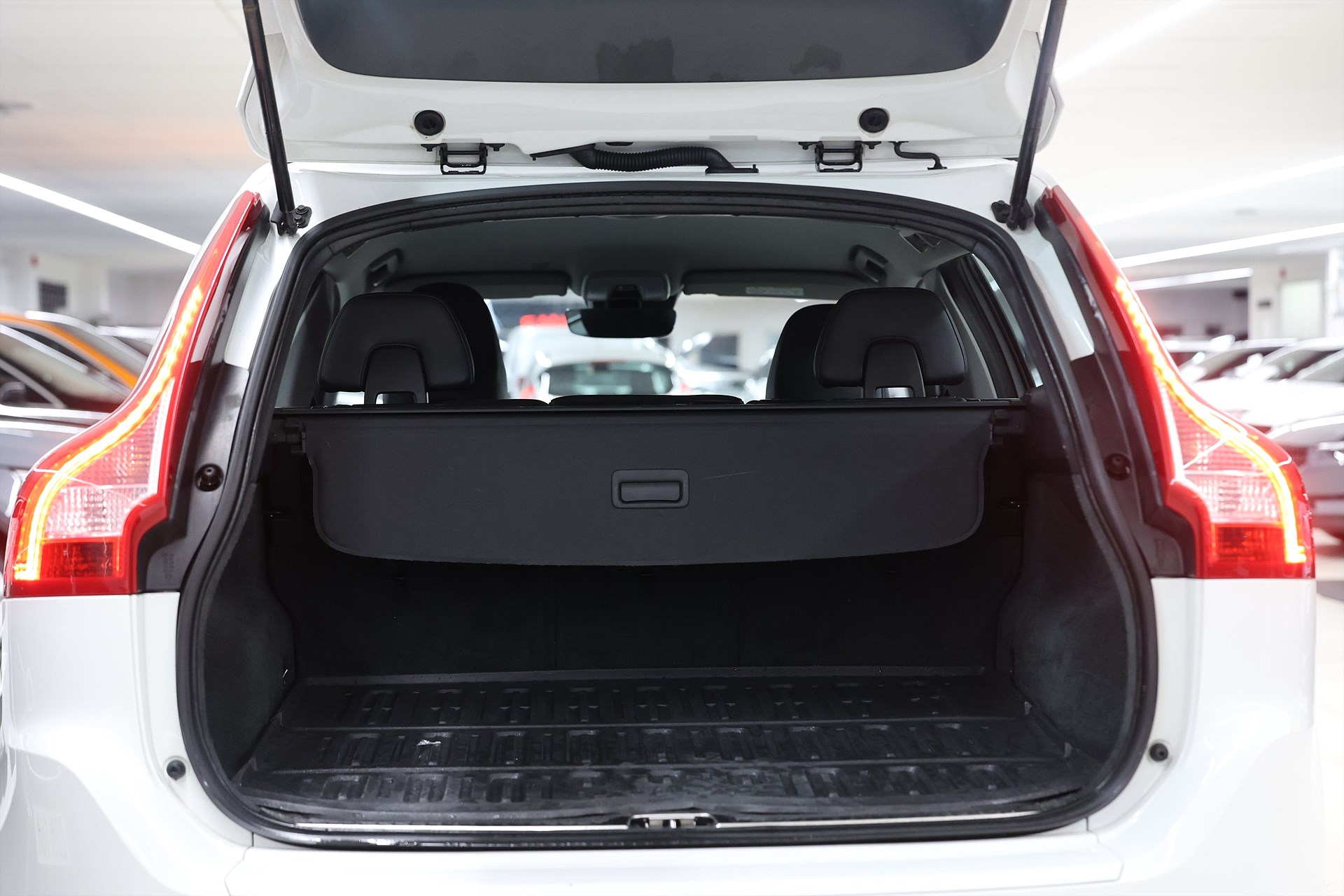 Volvo XC60 D4 AWD 181hk *Hjulkampanj!* Summum B-kamera Värmare