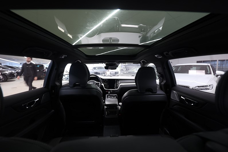 Volvo V60 Recharge T8 AWD 456hk R-Design B&W HUD Pano