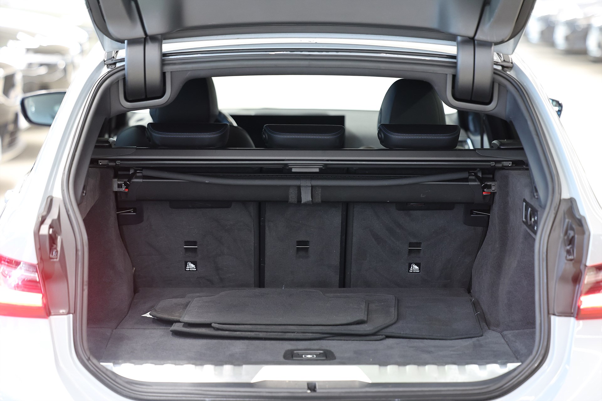 BMW 330e xDrive Touring M Sport Individual Shadow Line Drag Carplay