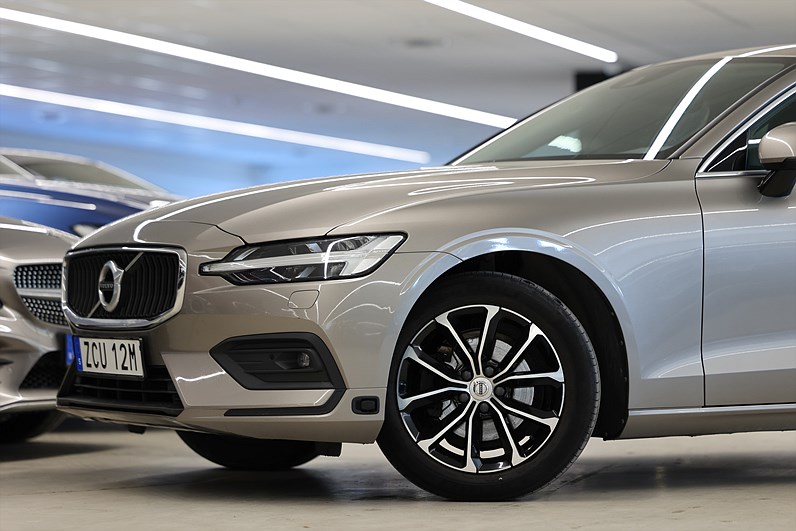 Volvo V60 B4 197hk Momentum H/K Värmare CarpPlay Drag B-Kamera