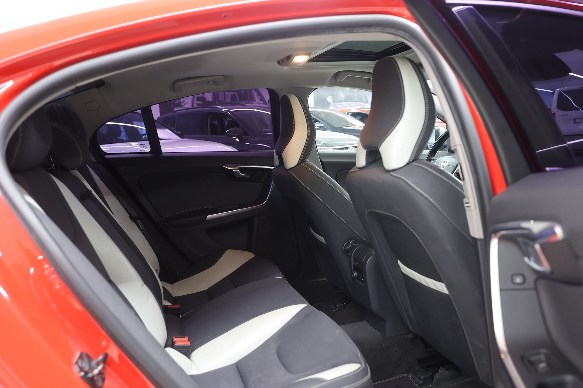 Volvo S60 T5 240hk R-Design Pano B-kamera Värmare
