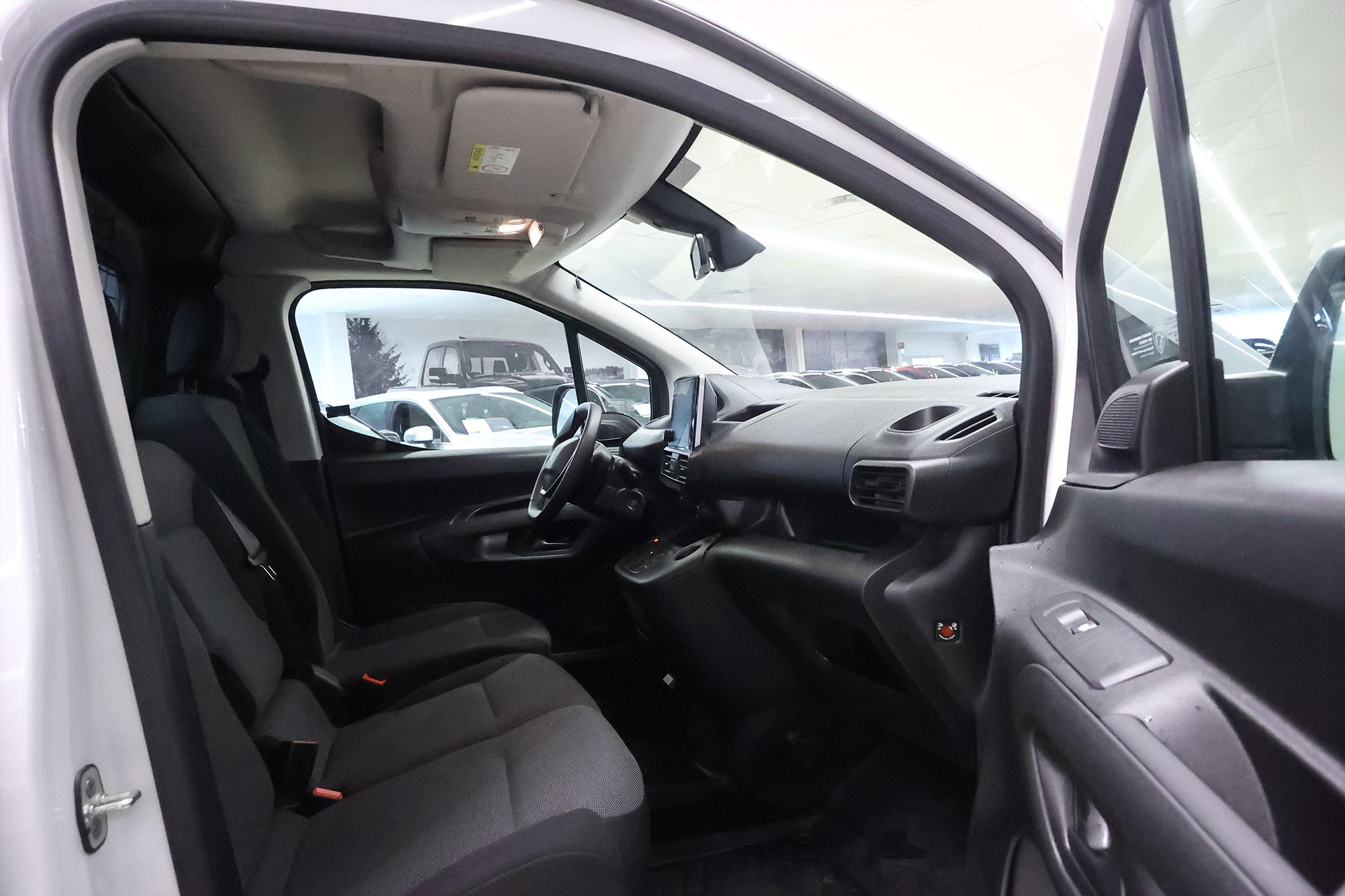 Peugeot e-Partner 136hk L2 V-inrett Drag Värmare Navi MOMS