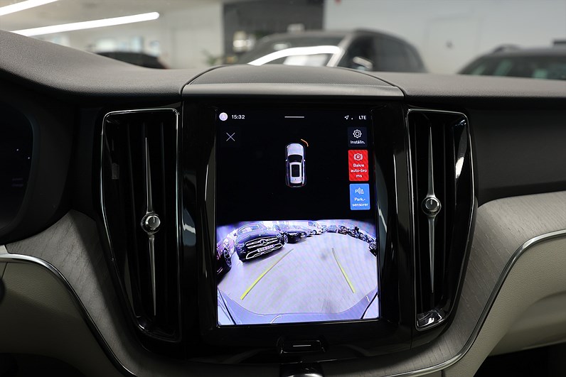 Volvo XC60 Recharge T6 AWD 350hk Core Pano Läder Värmare