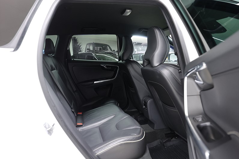 Volvo XC60 D4 190hk *Hjulkampanj!* R-Design Navi PDC Drag Värmare Drag