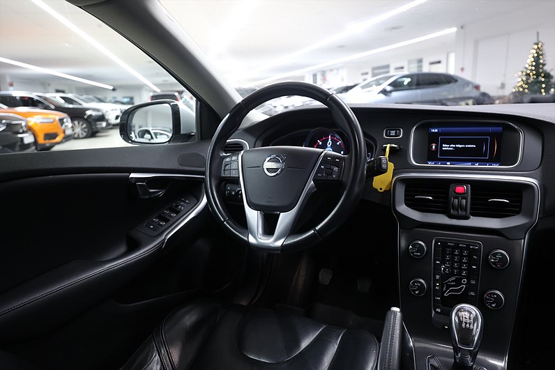 Volvo V40 D2 115hk *Hjulkampanj!* Summum Värmare Kamera