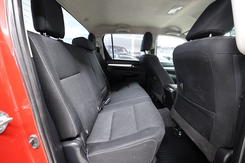 Toyota Hilux 2.4 AWD 150hk Drag B-kamera Värmare MOMS