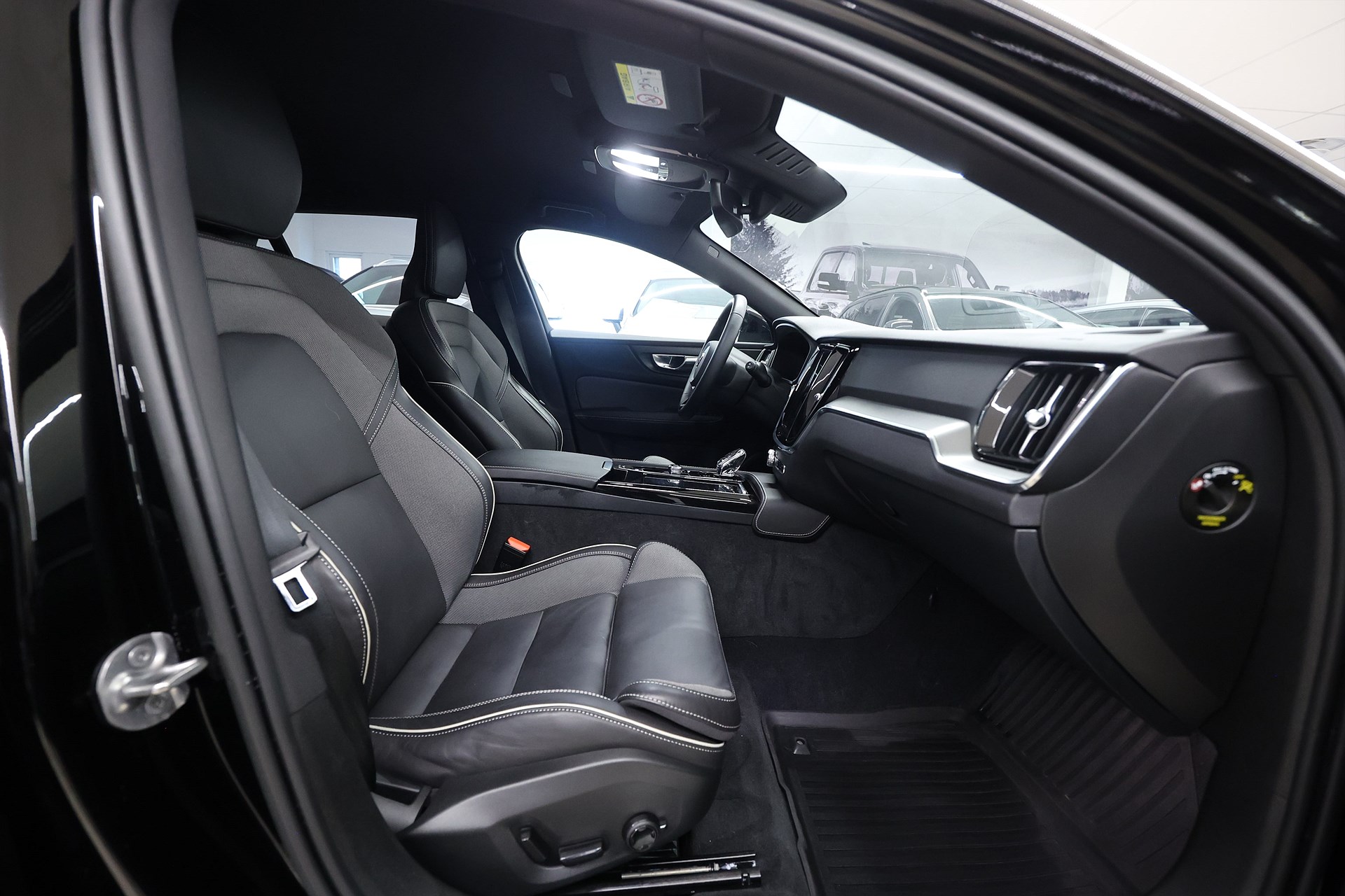 Volvo V60 Recharge T6 AWD 350hk Plus Dark Värmare B-kamera Navi