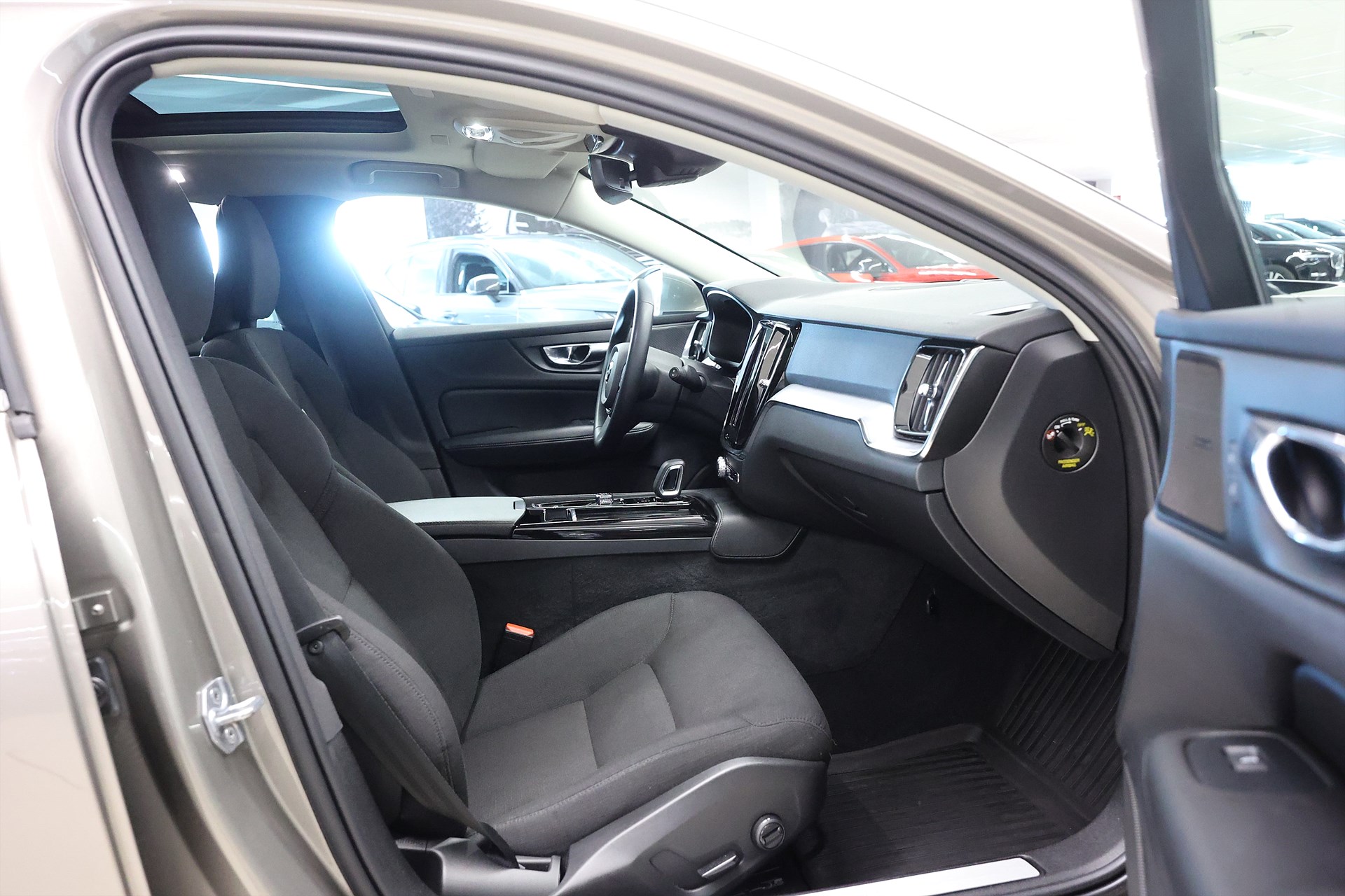 Volvo V60 Recharge T6 AWD 340hk Momentum Pano H/K Keyless