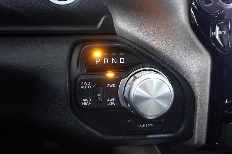 Dodge Ram 1500 Crew Cab 5.7 V8 HEMI 4x4 395hk Laramie LVL 2