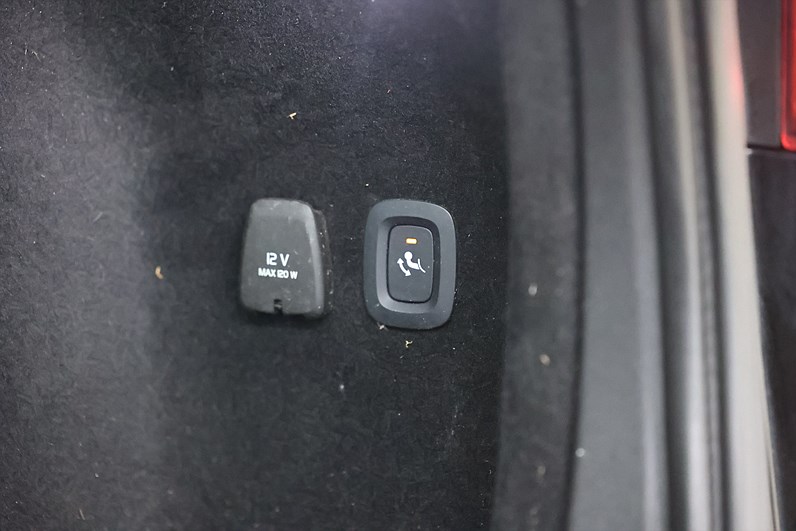 Volvo V60 Recharge T6 AWD 340hk Inscription Exp Läder Keyless Drag PDC