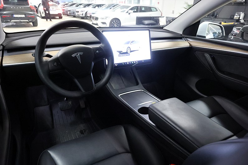 Tesla Model Y Long Range AWD 514hk Pano Drag Navi Läder