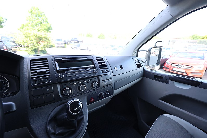 Volkswagen Transporter Dubbelhytt 2.0 TDI Flakbil Drag MOMS