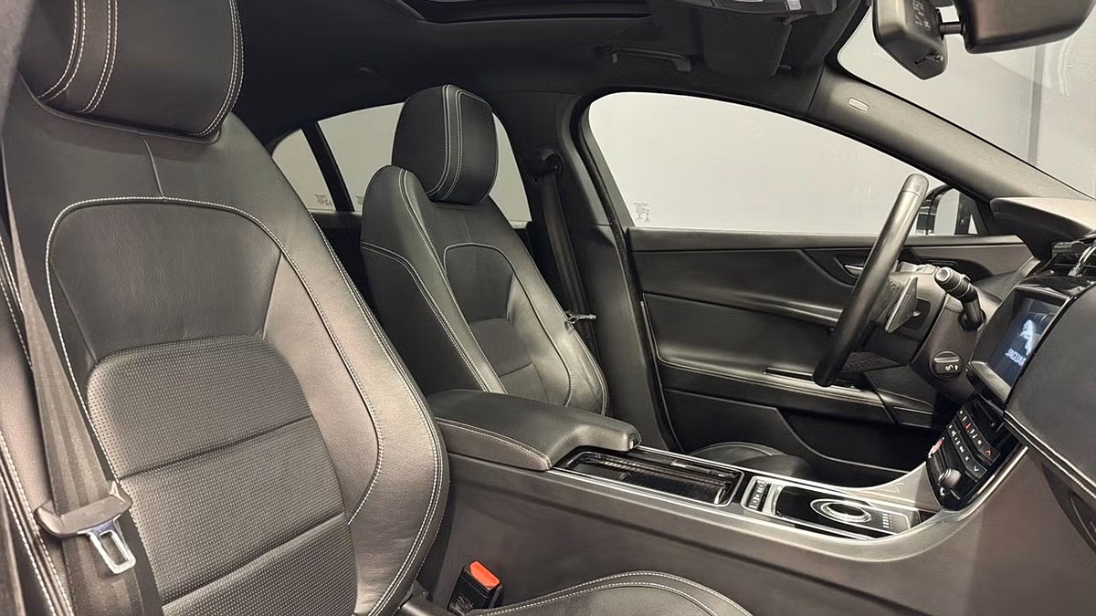 Jaguar XE – bild 13