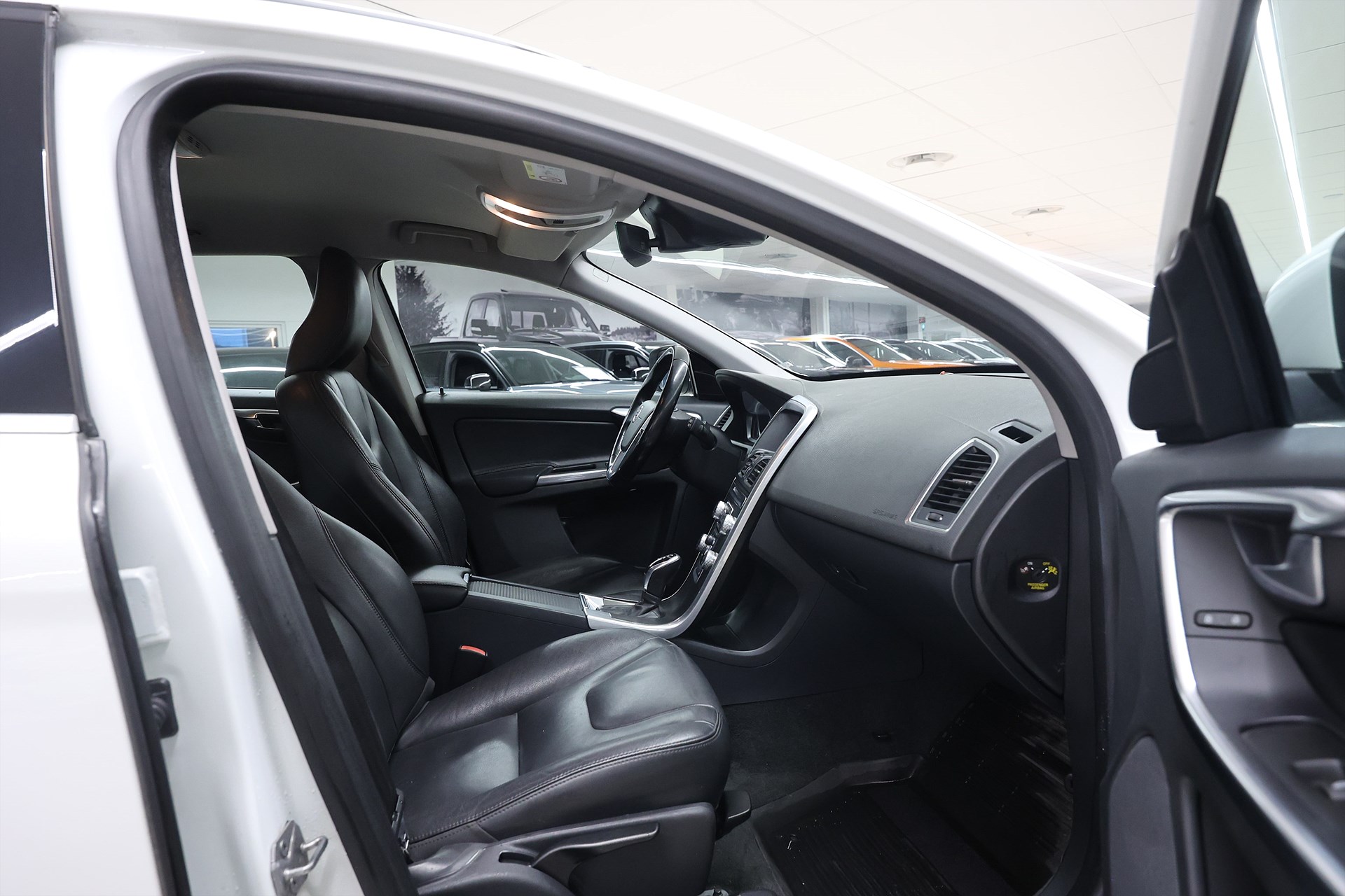 Volvo XC60 D4 AWD 181hk *Hjulkampanj!* Summum B-kamera Värmare