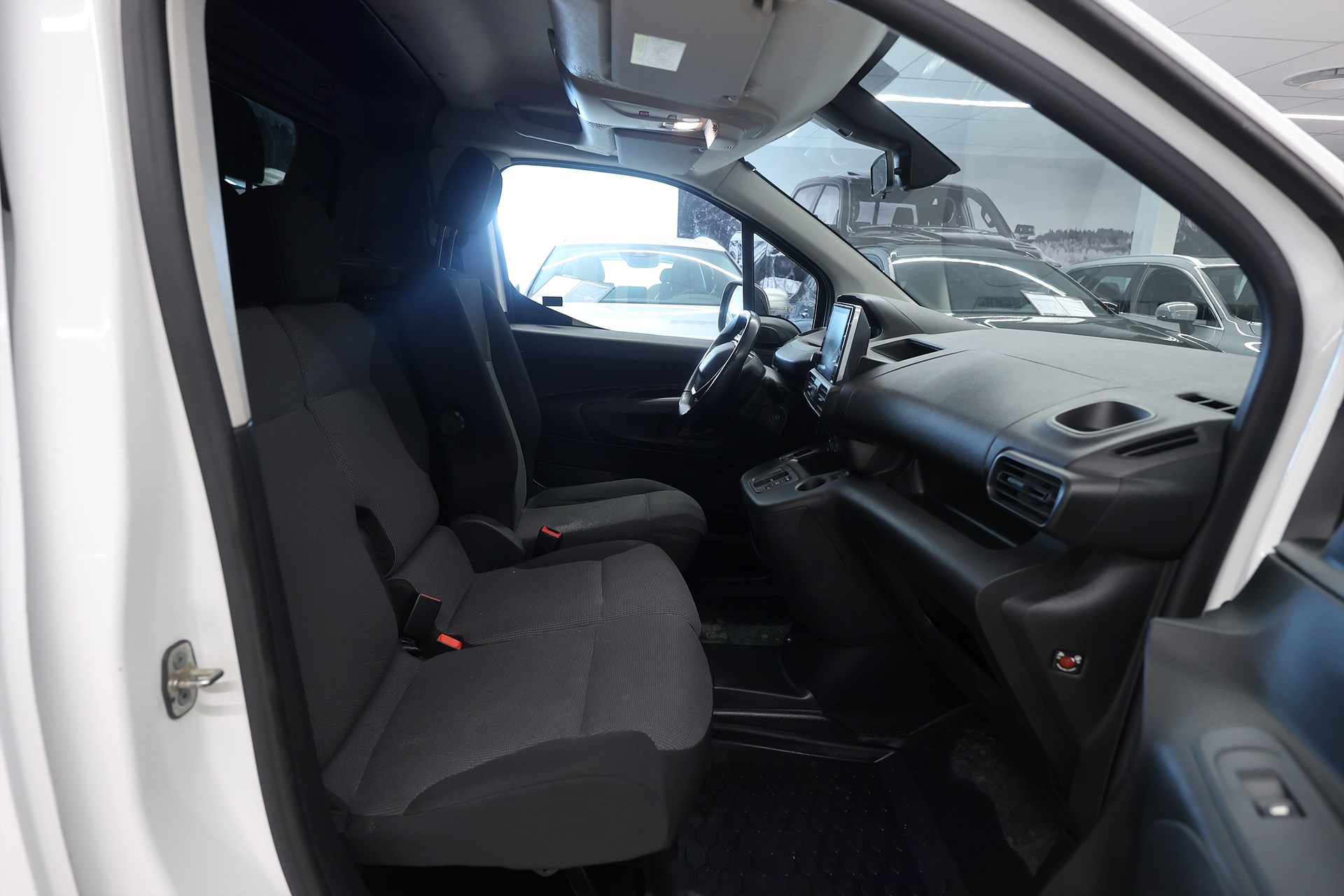 Peugeot e-Partner 136hk L2 V-Inrett Drag Värmare Navi CarPlay MOMS