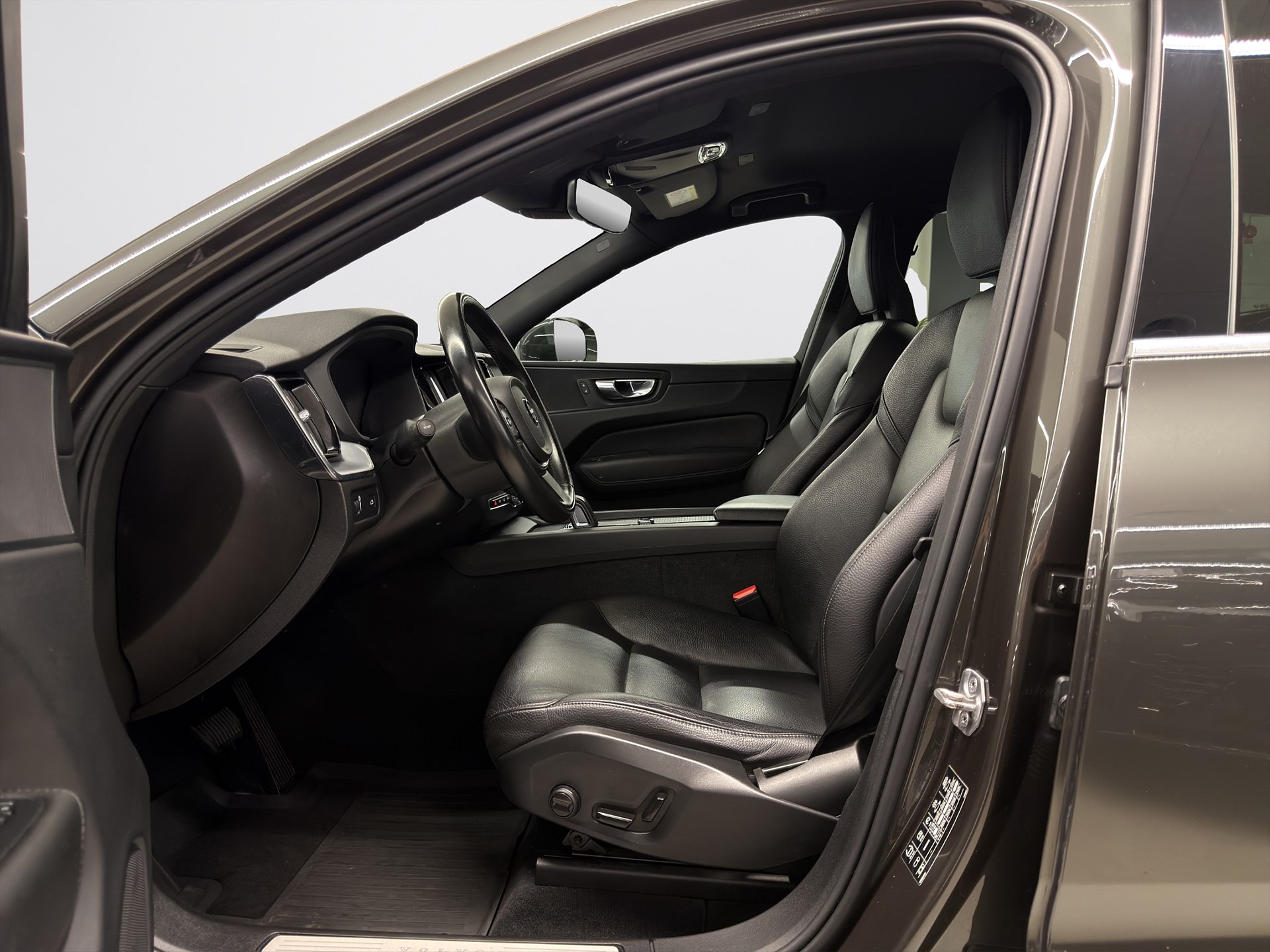 Volvo XC60 B4 AWD 197hk Momentum Adv Drag B-Kamera Läder