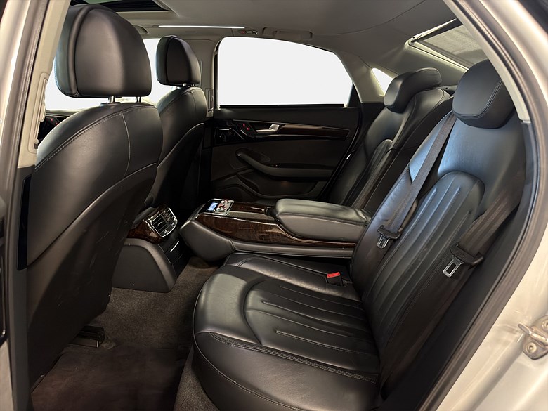 Audi A8 3.0 TDI quattro Luft, Läder, Värmare, Drag 2011, silver – bild 17 av 25, begagnad hos Niber i Järfälla