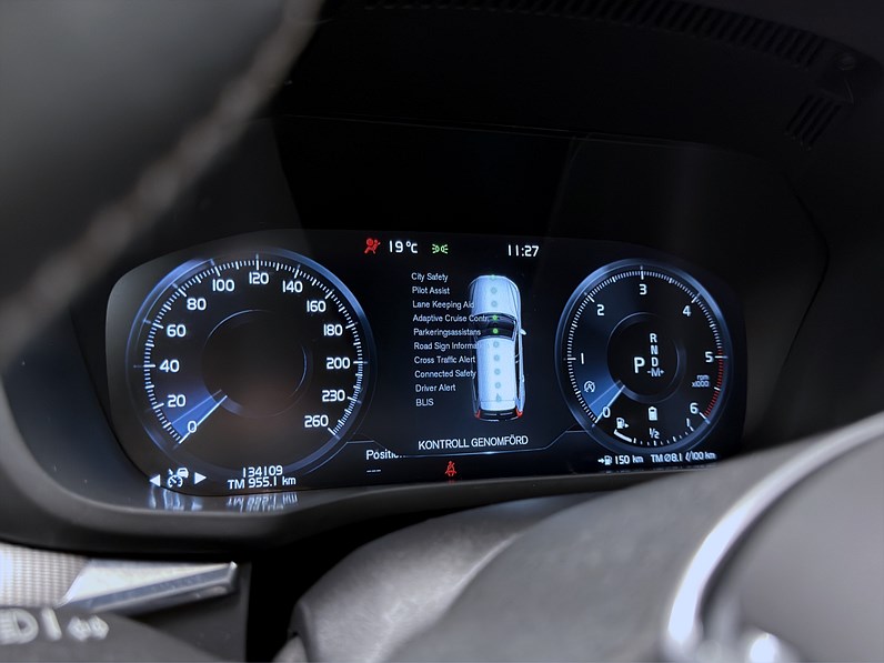 Volvo XC60 B4 AWD 197hk R-Design H/K Drag B-Kamera Läder