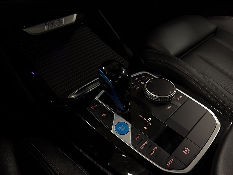 BMW iX3 M Charged 2022 SOH 94,1% drag, Pano, MOMS 2022, svart – bild 13 av 23, begagnad hos Niber i Järfälla
