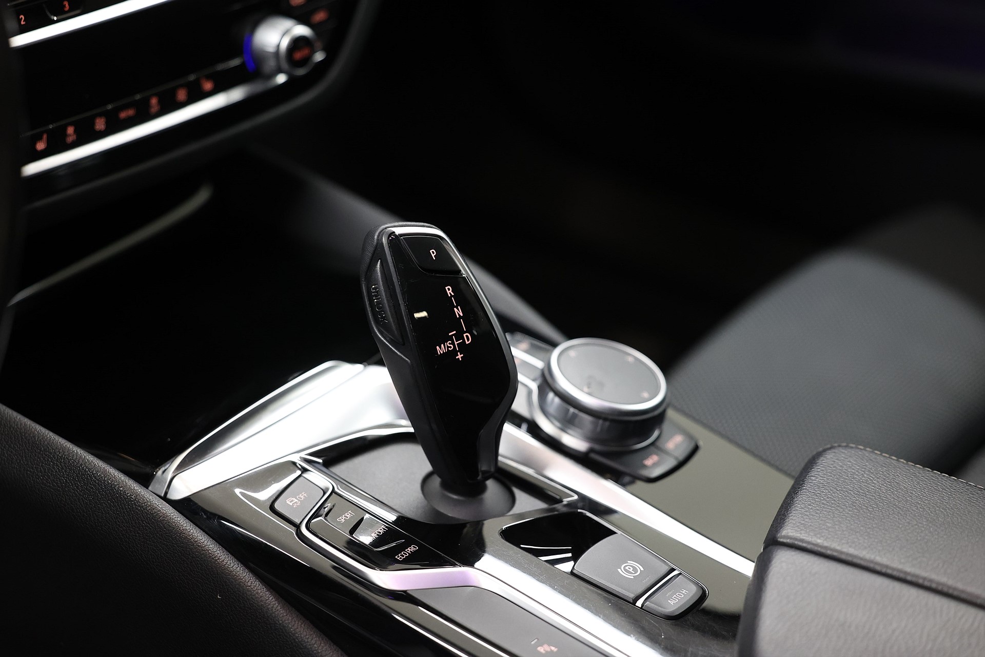 BMW 530i Touring 252hk Sport Line Shadow Hifi B-kamera Drag
