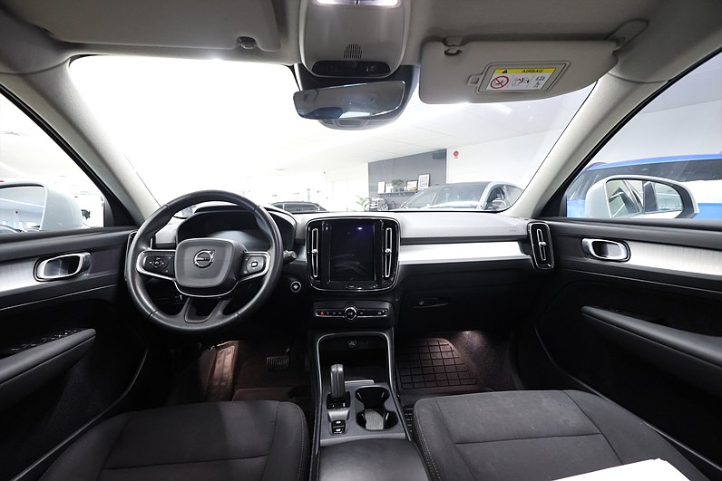 Volvo XC40 T3 163hk Momentum Pro Navi Värmare VOC PDC