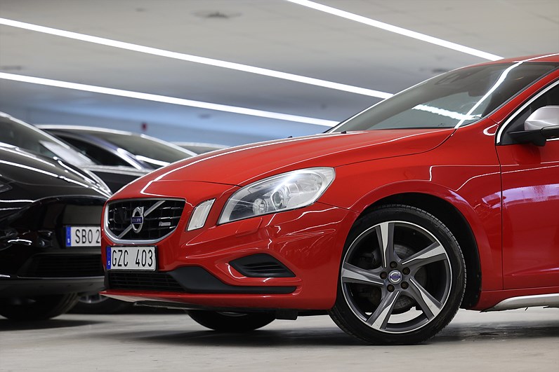 Volvo S60 T5 240hk R-Design Pano B-kamera Värmare