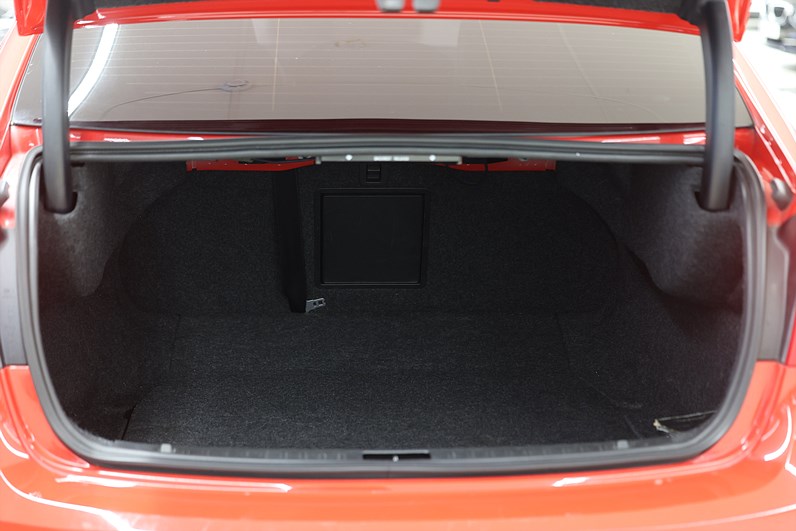 Volvo S60 T5 240hk R-Design Pano B-kamera Värmare