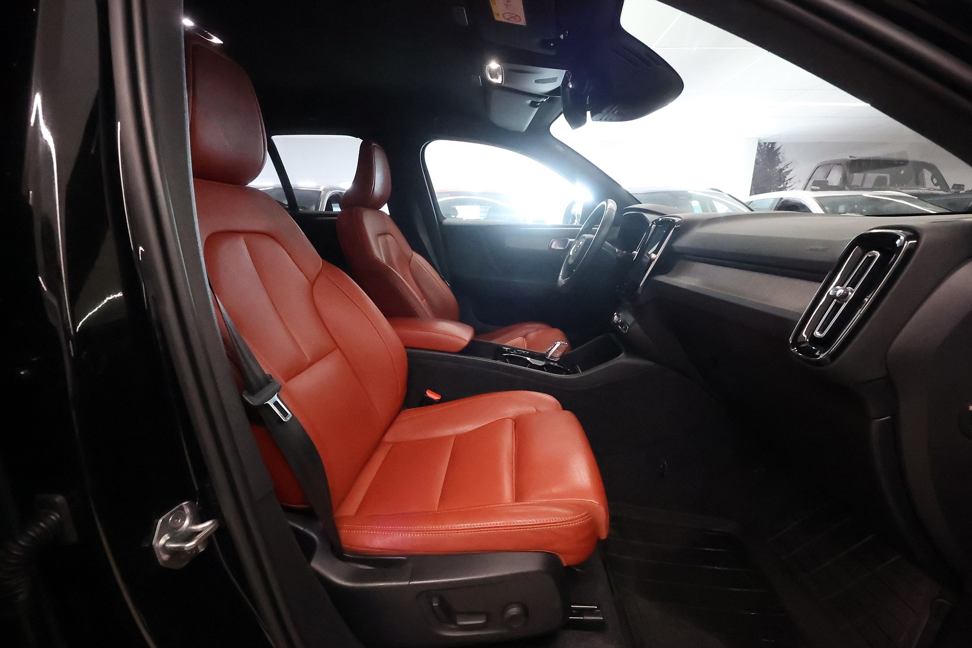 Volvo XC40 Recharge T4 DCT 211hk Inscription H/K Läder Keyless Drag