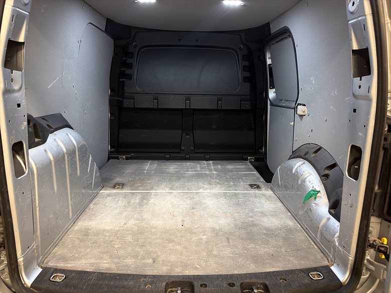VW Caddy Cargo 2.0 TDI DSG Värmare Drag Kamera 2023, silver – bild 19 av 20, begagnad hos Niber i Järfälla