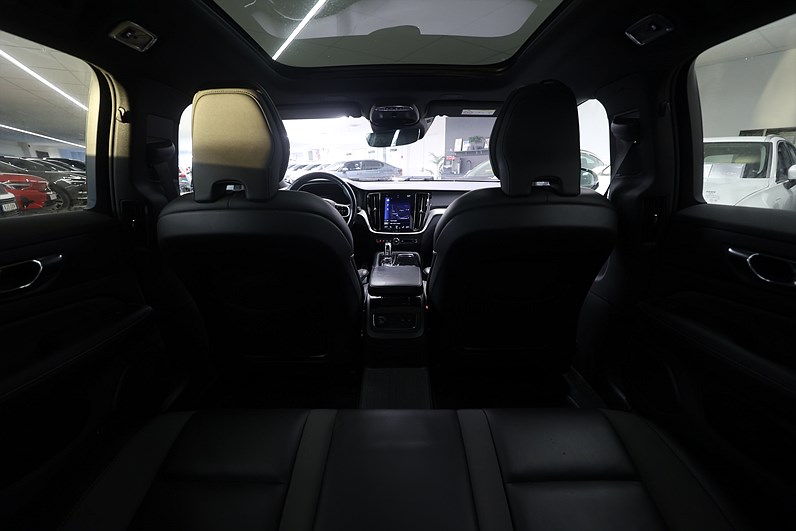 Volvo V60 Recharge T8 AWD 392hk R-Design Pano Drag Navi