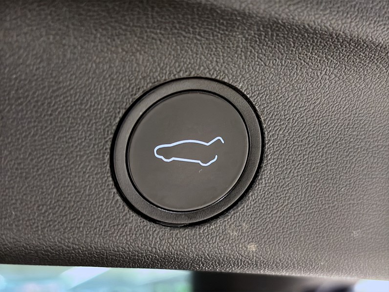 Tesla Model Y Long Range AWD 514hk Pano Drag Läder Navi