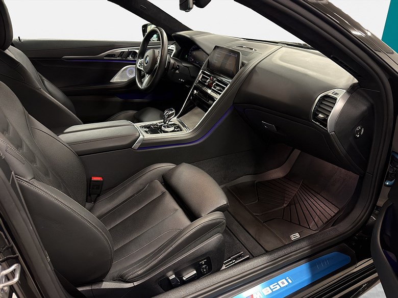 BMW M850i xDrive Kolfibertak B&W Laserlight, 360°, Navi 2020, svart – bild 21 av 27, begagnad hos Niber i Järfälla
