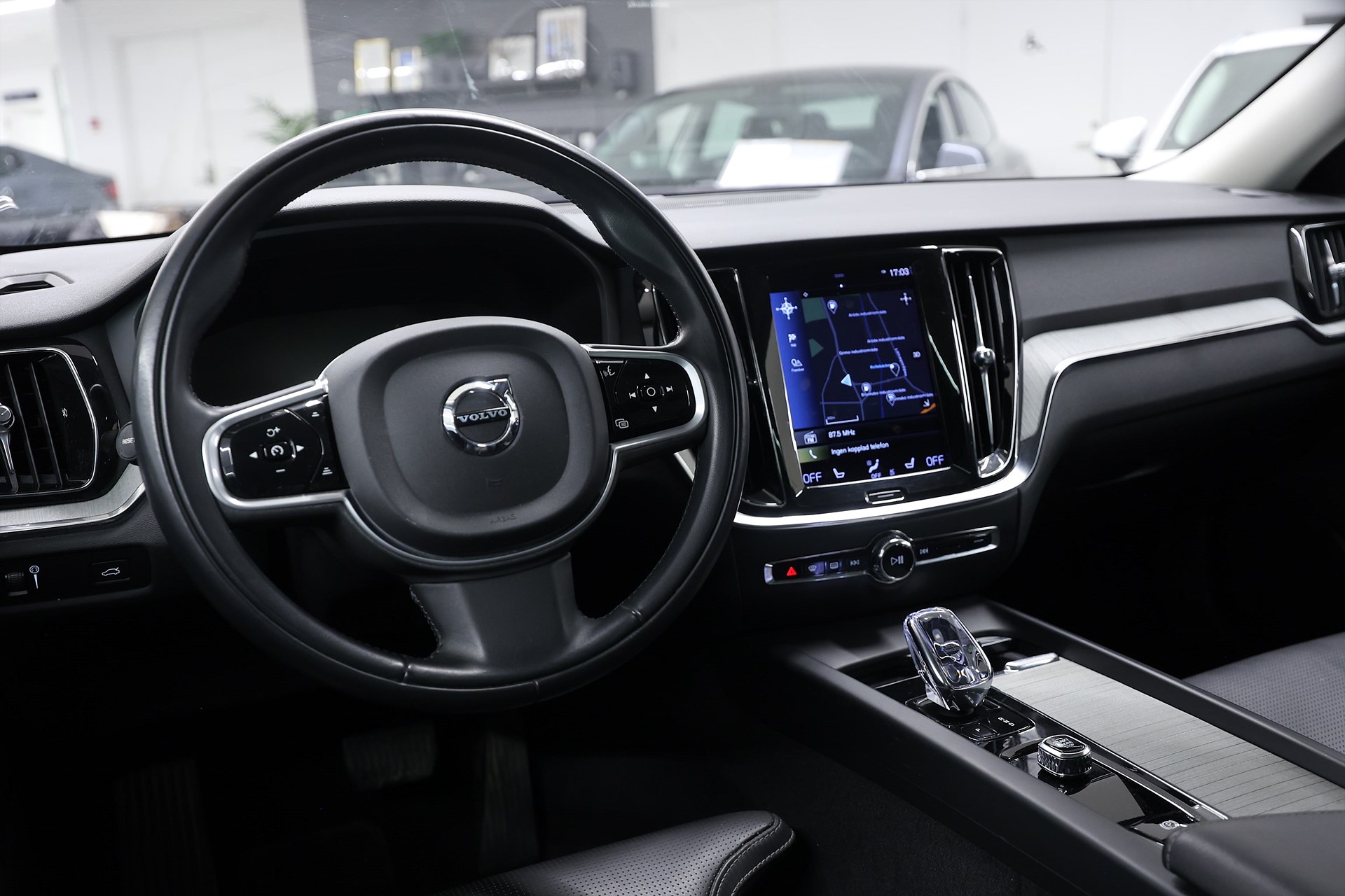 Volvo V60 B3 163hk Inscription H/K HUD Pano Massage 360 Drag