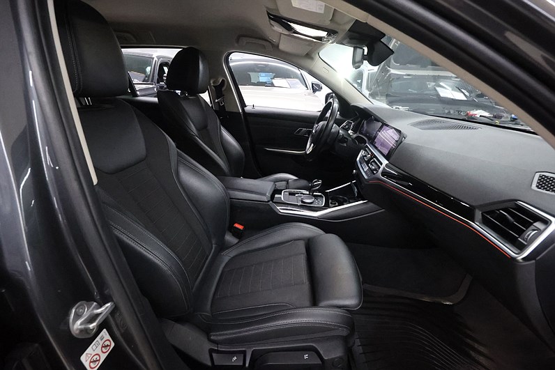 BMW 330e xDrive Touring 292hk Sport Line Shadow Navi Läder Drag