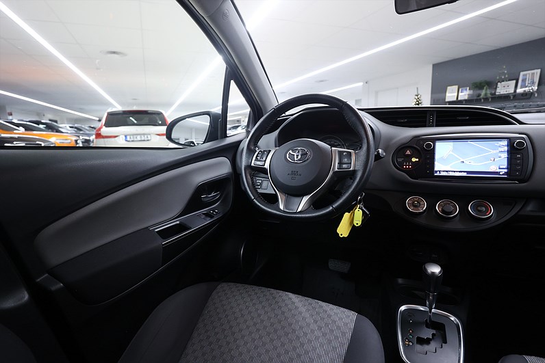 Toyota Yaris 5-dr 1.33 99hk *Hjulkampanj!* B-kamera Navi