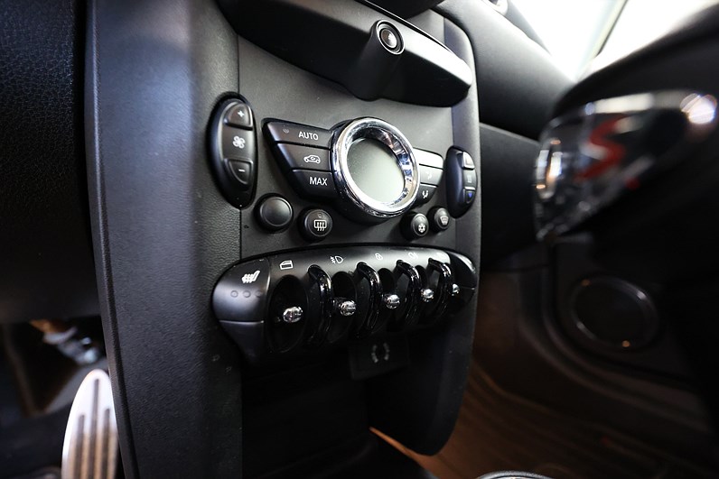 MINI Cooper S 184hk Chili PDC Skinn Metallic Årskatt 1196:-