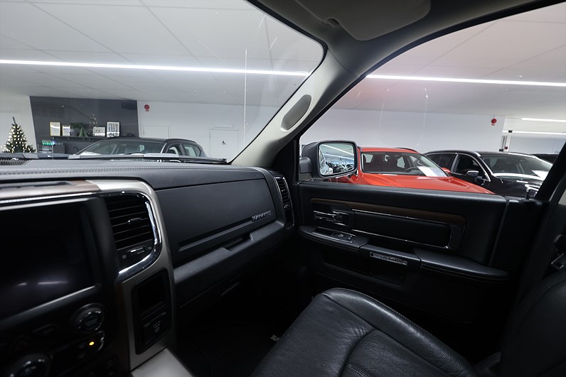 RAM 1500 Crew Cab 5.7 V8 4x4 Laramie Ram Box MOMS